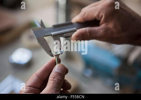 Portrait of carpenter measuring nail les compas Banque D'Images