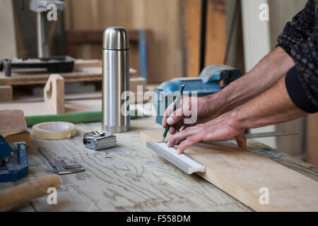 Portrait of male carpenter marquage sur bois en atelier Banque D'Images