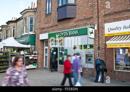 Extérieur de la succursale de la Lloyds Bank sur une grande rue Acomb York North Yorkshire Angleterre Royaume-Uni Grande-Bretagne Banque D'Images