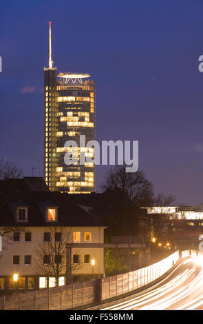 DEU, Deutschland, Nordrhein-Westfalen, Ruhr, Essen, die Autobahn A 40, Blick zum RWE-Hochhaus. Banque D'Images