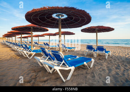 Chaises vides sur une plage donnant sur la Mer Méditerranée Banque D'Images