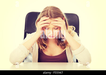 Les jeunes worried woman sitting at the 24 Banque D'Images