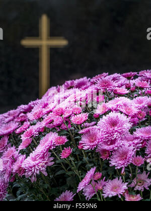 Libre de tombstone en granit noir avec des fleurs Banque D'Images