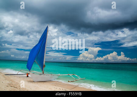 Voilier sur la plage de Puka, Boracay, Philippines Banque D'Images