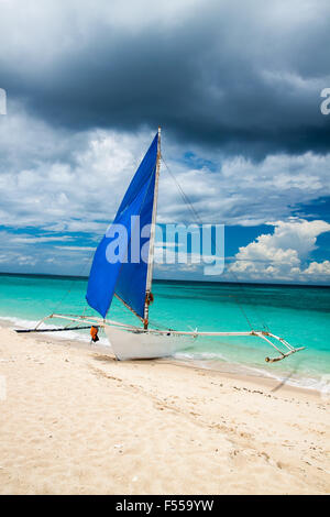 Voilier sur la plage de Puka, Boracay, Philippines Banque D'Images