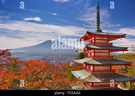 Le Chureito pagoda et le Mont Fuji (富士山 Fujisan,) dans l'arrière-plan par un beau jour d'automne. Banque D'Images