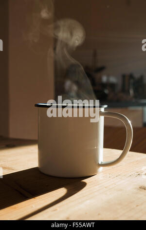 Un bon verre dans un mug avec la lumière du soleil, close-up Banque D'Images