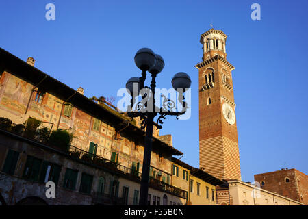 Torre del Lamberti Tower, la Piazza del Erbe, Vérone, Vénétie, Italie Banque D'Images