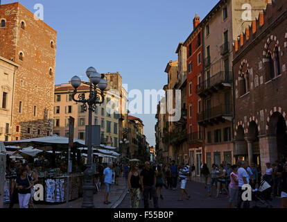 La Piazza del Erbe, ville historique de Vérone, Vénétie, Italie Banque D'Images