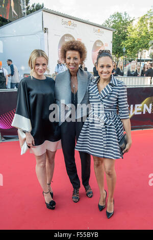 Vienne, Autriche. Dimanche, 17 mai 2015. Les hôtes de l'événement Tapis rouge pour le CES 2015. De gauche à droite : Mirjam Weichselbraun, Arabella Kiesbauer, Alice Tumler. Banque D'Images