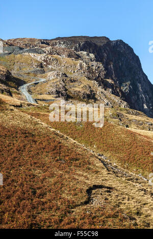 À la recherche vers le nord vers le bas Honister Pass journée ensoleillée d'automne sur Banque D'Images