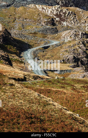 À la recherche vers le nord vers le bas Honister Pass journée ensoleillée d'automne sur Banque D'Images