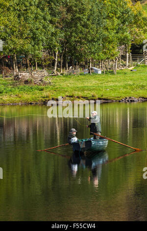 Deux pêcheurs dans une barque Banque D'Images