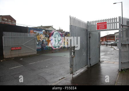 Belfast, Irlande du Nord : mur et portes divisent les zones républicaines et loyalistes. Cette ligne de paix divise la zone loyaliste de Shankill et la zone républicaine de Falls.Les portes sont ouvertes pendant la journée de la teha et se ferment pendant la nuit Banque D'Images