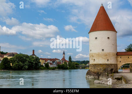 Le 14e siècle sur le Schaiblings Tower Inn quay, Passau, Bavière, Allemagne. Marques d'eau haute montrant de l'inondation. Banque D'Images