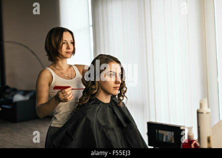 Peignage coiffure fashion model's hair at salon Banque D'Images