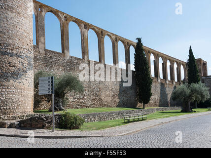 Aqueduc de l'eau d'argent à Evora au Portugal, c'est 500 ans Banque D'Images