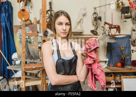 Portrait of female painter standing in studio Banque D'Images