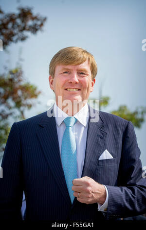 Shanghai, Chine. 28 Oct, 2015. Le roi Willem-Alexander des Pays-Bas visite la Chine Executive Leadership Academy Puding à Shanghai, Chine, 28 octobre 2015. Le Roi et la reine sont en Chine pour une visite d'état de 5 jours. Photo : Patrick van Katwijk/ POINT DE VUE - PAS DE FIL - SERVICE/dpa/Alamy Live News Banque D'Images