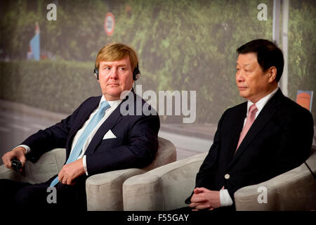 Shanghai, Chine. 28 Oct, 2015. Le roi Willem-Alexander des Pays-Bas (L) visite la Chine Executive Leadership Academy Puding à Shanghai, Chine, 28 octobre 2015. Le Roi et la reine sont en Chine pour une visite d'état de 5 jours. Photo : Patrick van Katwijk/ POINT DE VUE - PAS DE FIL - SERVICE/dpa/Alamy Live News Banque D'Images