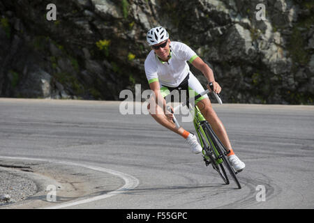 Suisse, Engadine, cycliste sur col de la Bernina Banque D'Images