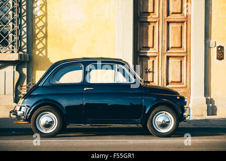 Italie, Florence, Fiat 600 Noire stationnée sur la rue Banque D'Images