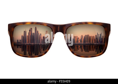 Lunettes à la mode avec un reflet d'un beau panorama de Dubaï isolated on white Banque D'Images