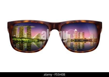 Lunettes à la mode avec un reflet d'un beau panorama de Singapour isolated on white Banque D'Images