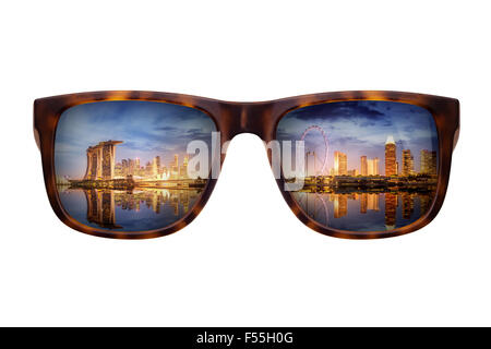 Lunettes à la mode avec un reflet d'un beau panorama de Singapour isolated on white Banque D'Images