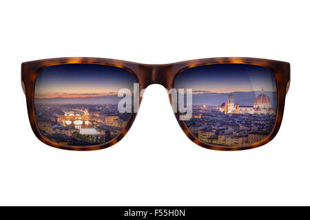 Lunettes à la mode avec un reflet d'un beau panorama de Florence isolated on white Banque D'Images