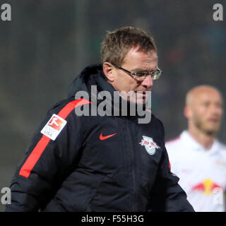 Munich, Bavière, Allemagne. 27 Oct, 2015. headcoach (Leipzig) Ralf RANGNICK après le premier semestre.DFB, 2e tour principal.vs-mer RasenBallSport Alpenbauer.Leipzig, Munich, Allemagne, Sportpark Octobre 27th, 2015, .l'ancien premier league équipe de Unterhaching, maintenant forrth ligue, reçoit l'équipe ambitieuse de Leipzig, soutenu par Red Bull. Enfin Unterhaching remporte 3 : 0, Crédit : Wolfgang Fehrmann/ZUMA/Alamy Fil Live News Banque D'Images