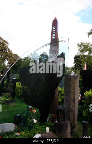 Cimetière Central (Zentralfriedhof), tombe de rockstar autrichien FALCO (Hans Hoelzl), Vienne, Autriche, Europe Banque D'Images