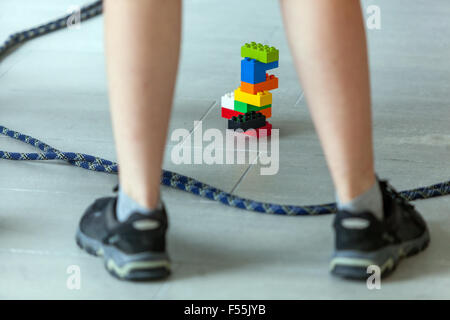 Des briques Lego, cubes en plastique dans les mains d'un jeu d'enfant qui développe la créativité et l'imagination Banque D'Images