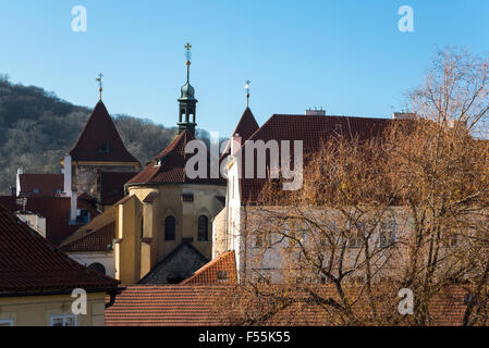 Prague, vue sur les maisons de Mala Strana du Pont Charles sur la rivière Moldava Banque D'Images