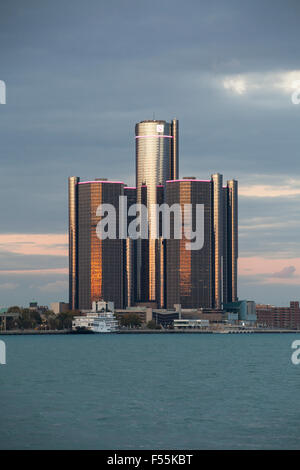 Detroit Michigan USA bâtiment GM vue depuis Windsor Ontario Canada Banque D'Images