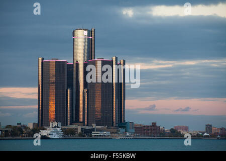 Detroit Michigan USA bâtiment GM vue depuis Windsor Ontario Canada Banque D'Images