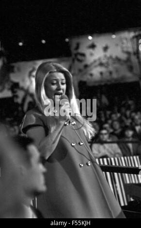 Der Goldene Schuß, Spielshow Gaststar, Deutschland, 1967 : Gitte Haenning Banque D'Images