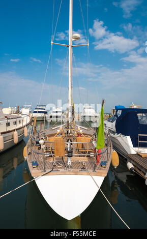Bateau à voile blanc avec un drapeau italien Banque D'Images