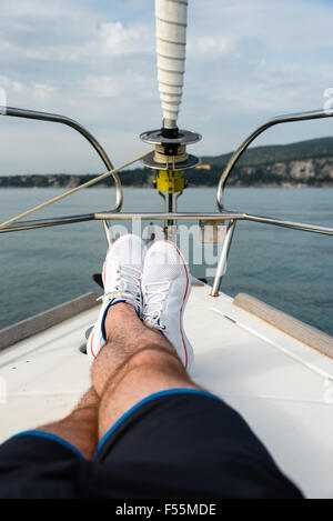 Chaussures de voile blanc à bord d'un bateau à voile Banque D'Images