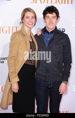 New York, NY, USA. 27 Oct, 2015. Wallis, Currie-Wood Alex forte au niveau des arrivées pour SPOTLIGHT Premiere, Ziegfeld Theatre, New York, NY Le 27 octobre 2015. Credit : Gregorio T./Binuya Everett Collection/Alamy Live News Banque D'Images