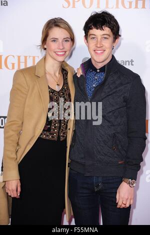 New York, NY, USA. 27 Oct, 2015. Wallis, Currie-Wood Alex forte au niveau des arrivées pour SPOTLIGHT Premiere, Ziegfeld Theatre, New York, NY Le 27 octobre 2015. Credit : Gregorio T./Binuya Everett Collection/Alamy Live News Banque D'Images