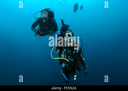 15 octobre 2014 - l'Océan Indien, les Maldives - Jeune couple diver nage dans l'eau, femme montrant quelque chose sur le doigt, de l'Océan Indien, les Maldives (crédit Image : © Andrey Nekrasov/ZUMA/ZUMAPRESS.com) fil Banque D'Images