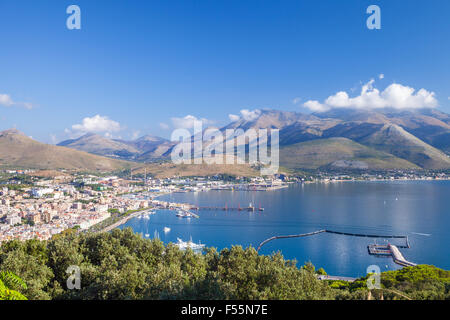 Baie de Gaeta commune, en Italie. Matin d'été paysage côtier Banque D'Images