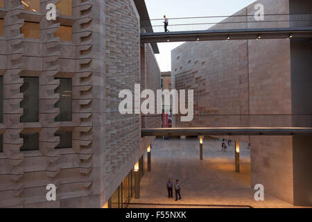 Les deux blocs angulaires du nouveau bâtiment du parlement à La Valette conçu et construit par le cabinet d'un Renzo Piano Banque D'Images