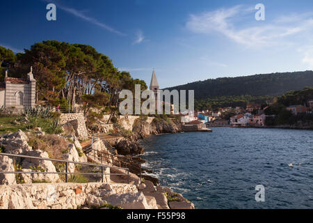 Avis de Veli perdre harbour, avec l'église de Saint Basile, l'île de Cres, golfe de Kvarner, Croatie Mer Adriatique, Banque D'Images