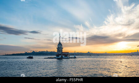 Kız Kulesi, Tour de la jeune fille ou la tour de Léandre au coucher du soleil, l'île dans le Bosphore, Üsküdar, Istanbul Turquie Banque D'Images