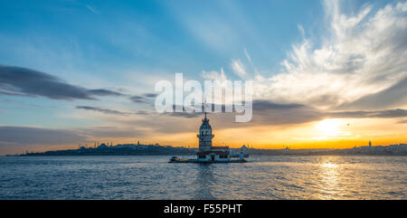 Kız Kulesi, Tour de la jeune fille ou la tour de Léandre au coucher du soleil, l'île dans le Bosphore, Üsküdar, Istanbul Turquie Banque D'Images