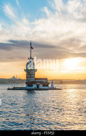 Kız Kulesi, Tour de la jeune fille ou la tour de Léandre au coucher du soleil, l'île dans le Bosphore, Üsküdar, Istanbul Turquie Banque D'Images