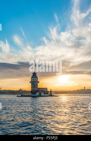 Kız Kulesi, Tour de la jeune fille ou la tour de Léandre au coucher du soleil, l'île dans le Bosphore, Üsküdar, Istanbul Turquie Banque D'Images