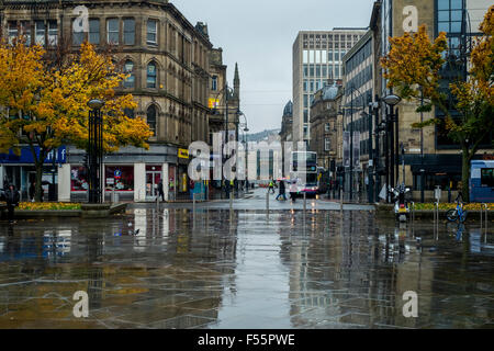 Bradford, Royaume-Uni. 28 octobre, 2015. Une journée très humide dans le Pennine ville de Bradford West Yorkshire Crédit : Paul Chambers/Alamy Live News Banque D'Images